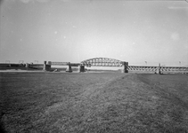 153548 Gezicht op de spoorbrug over de Rijn bij Oosterbeek vanuit het oosten.